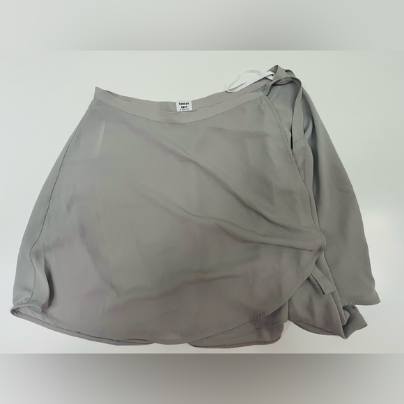 Sunday Best Ariel Skirt Size 6.  Great condition.  Taupe.  From Aritzia. - Picture 6 of 7